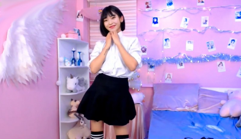 [欧美] 短发正妹不停撩裙揉衣~制服下的神秘胴体!!