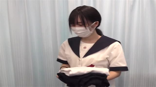 痴汉医生偷窥美女更衣室，刺激场面让人欲火焚身！